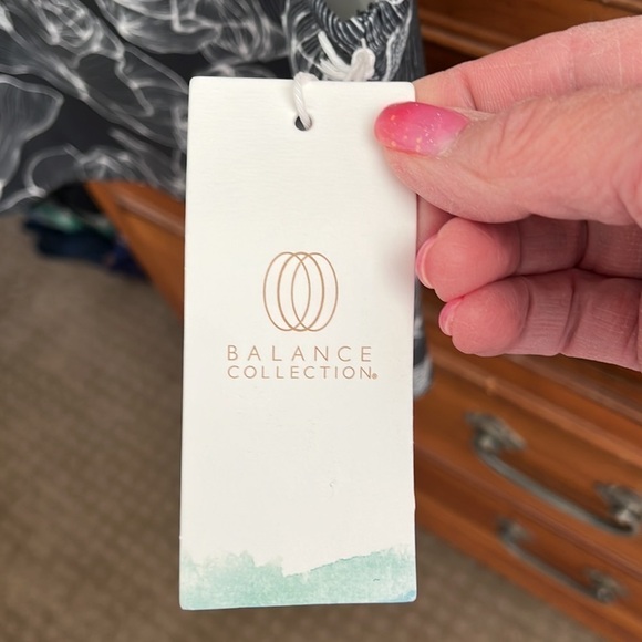 NWT Balance Collection Women’s Gray and White Floral Cami, Size Large! - Picture 3 of 7